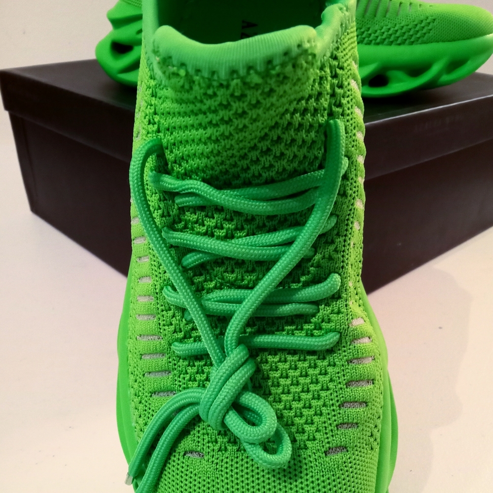 NWT NIB🎁FREE GIFT INCLUDED Sneakers Stretch Knit Upper Texture Rubber Outsole - Picture 7 of 10